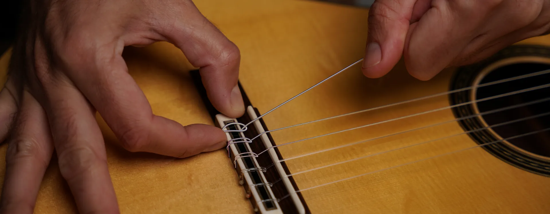 Changing classical guitar strings — Youri Soroka, luthier