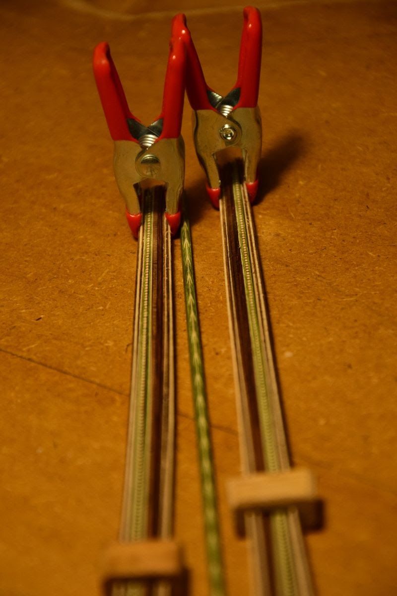 Contrasting veneer strips for the rosette