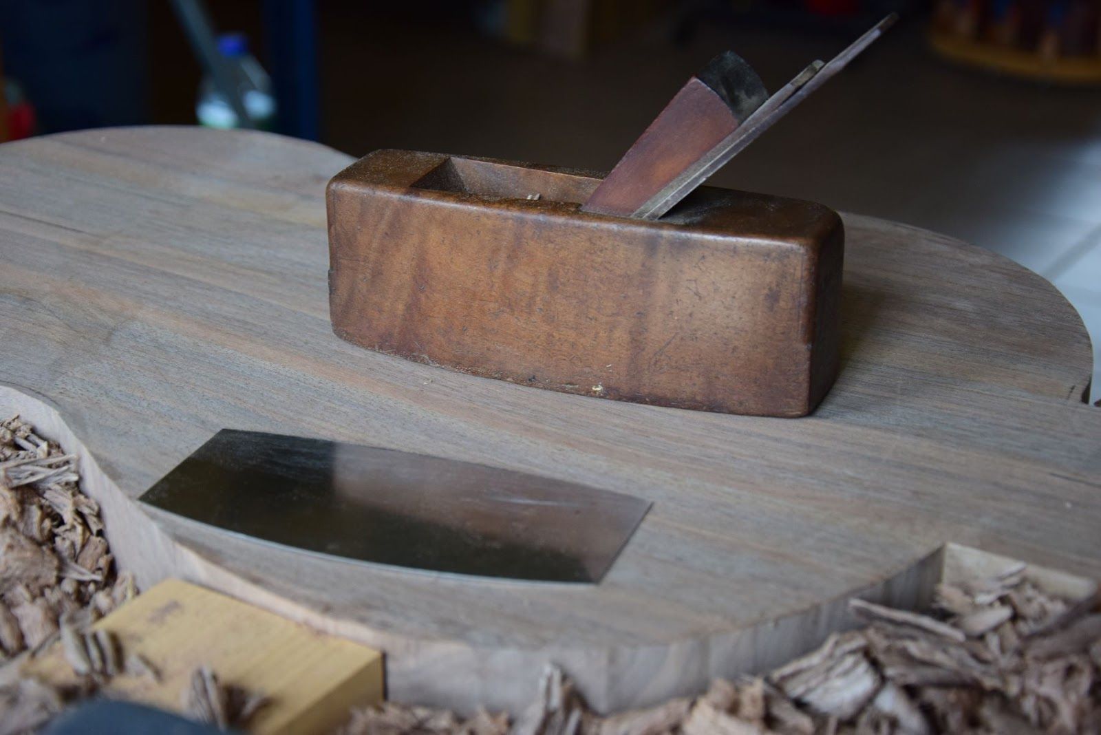 Convex-soled plane shaping the solera